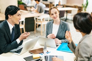 英語と日本語の同時通訳／技人国の求人