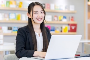 化粧品の英語営業／技人国の求人