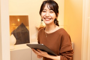 【中国語・韓国語】言語選択OK！免税品店の通訳！／技人国の求人