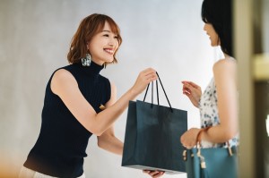 【韓国語・中国語・英語】ブランドのオープニングスタッフ／技人国