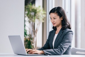 英語での営業事務／技人国の求人