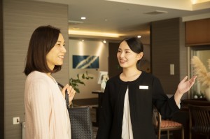 英語と中国語でのホテル受付