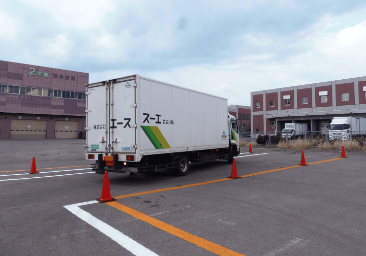 駐車場を走行するトラック