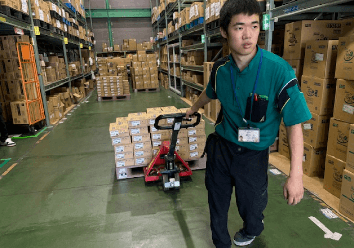 倉庫で作業中の社員