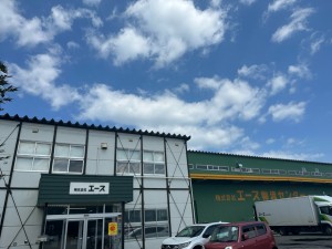 夜間配送の大型トラックドライバー