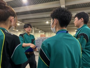 夜間配送の大型トラックドライバー