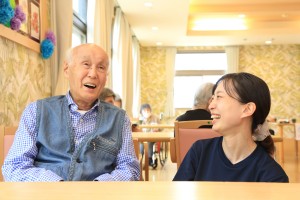 駅チカ徒歩7分/年間休日115日の介護スタッフ