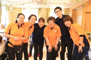 夜勤専従介護スタッフ/19時～翌8時半勤務/車通勤OK（Pあり）