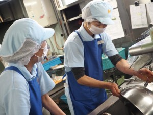 病院内職員食堂の洗浄スタッフ_鹿子殿ц