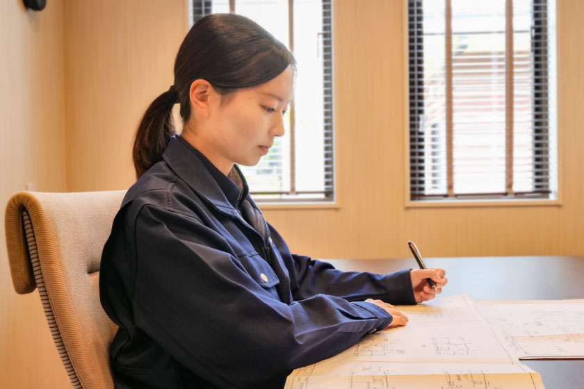作業をしている女性社員