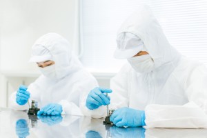 注射器や輸液セットを座って手作業で組立／工場内作業