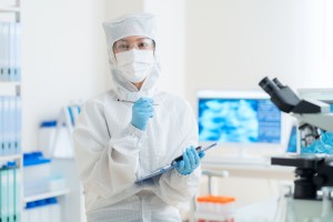 糖尿病患者向けの痛くない針を顕微鏡で座って検査