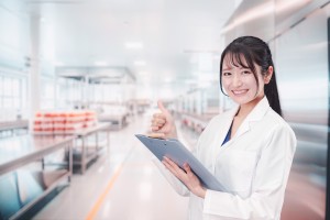 3交代／薬液入り注射器をモニター画面に映し出して検査