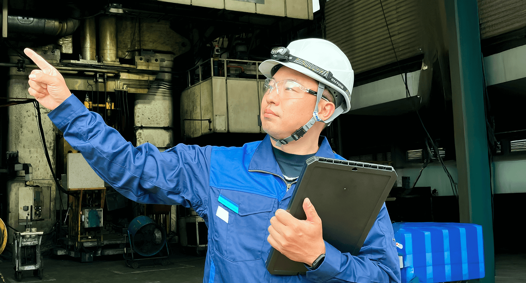 指さし確認するエンジニア職社員