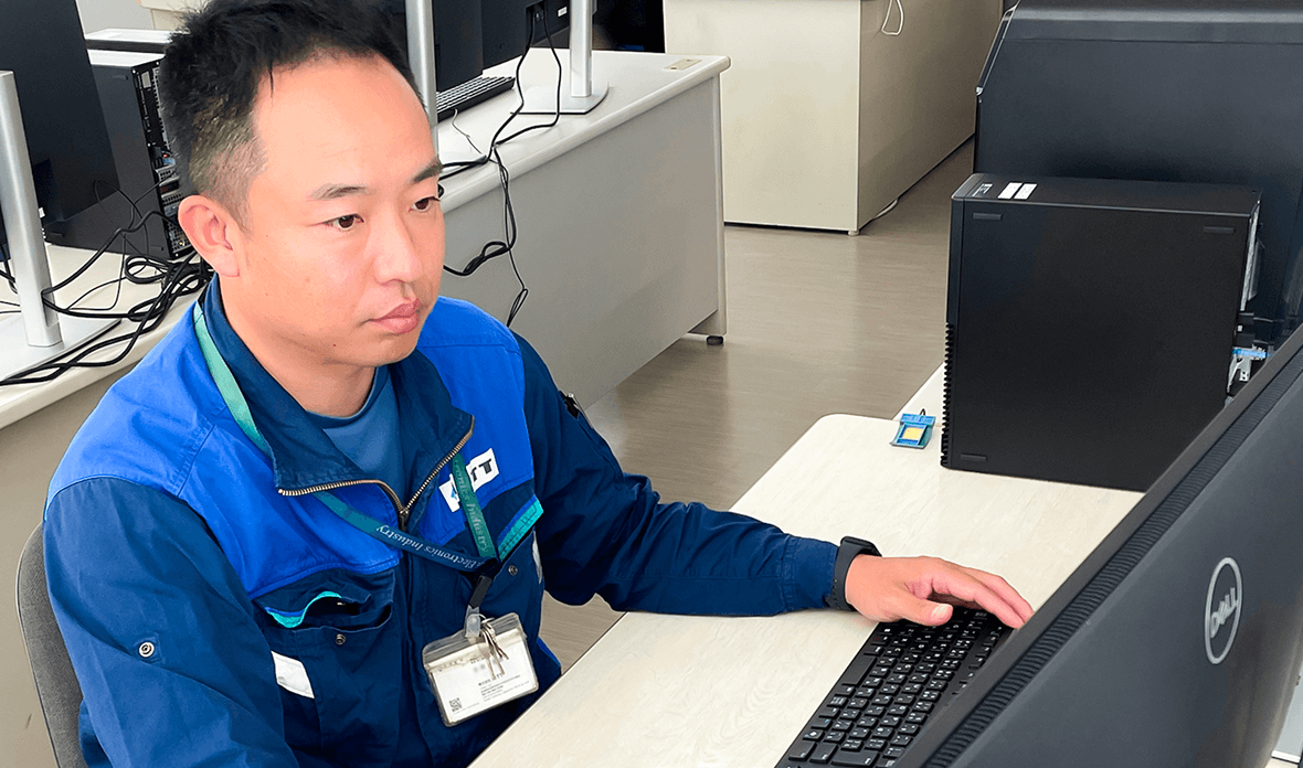 PC作業を行うエンジニア職社員