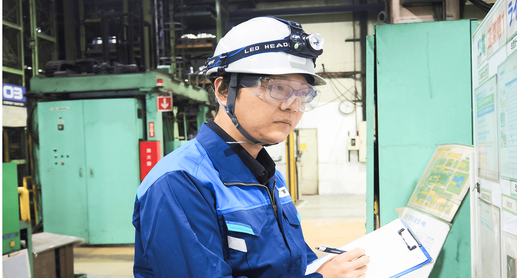 業務を行うエンジニア職社員