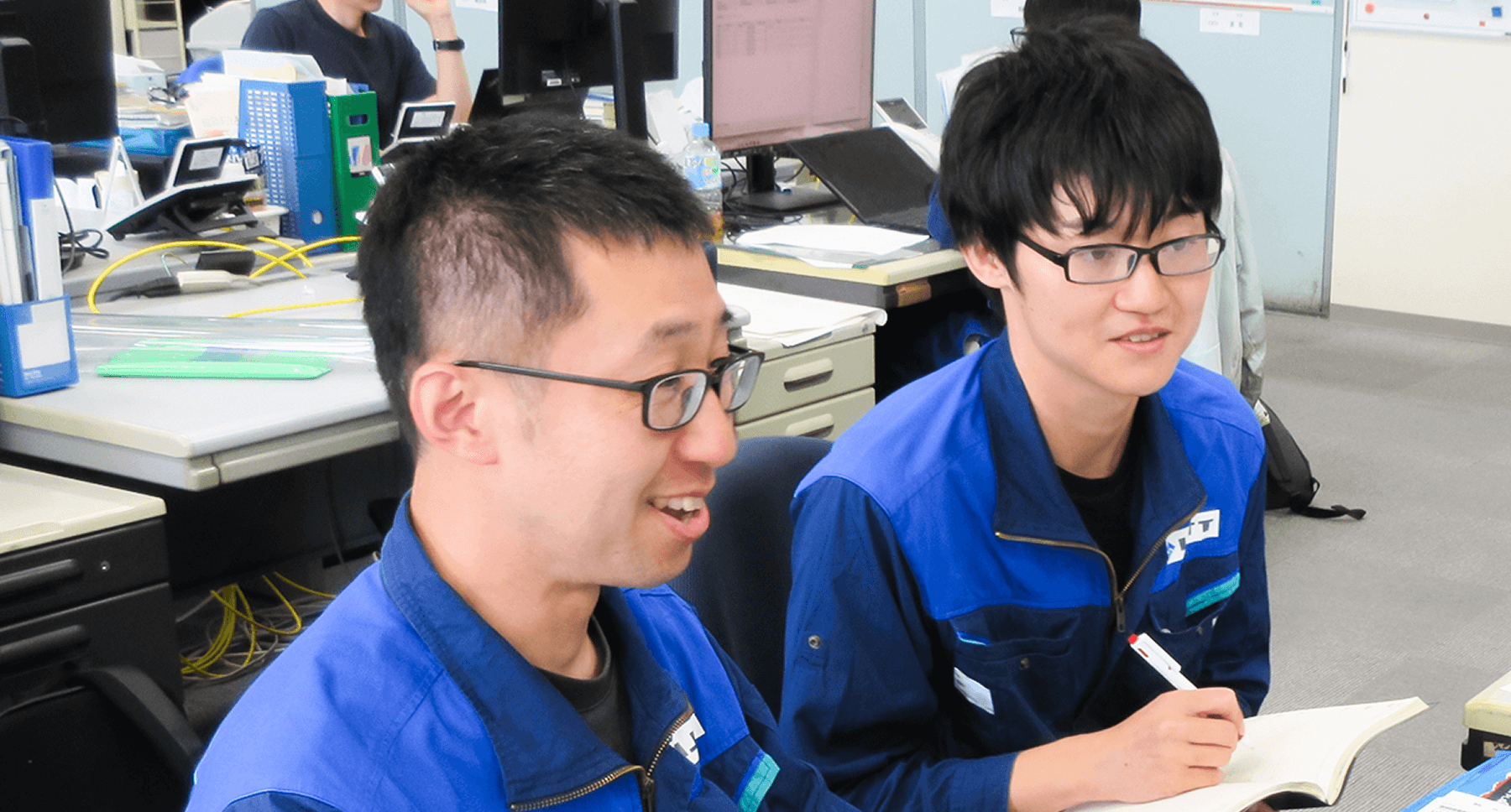 打ち合わせを行うエンジニア職社員