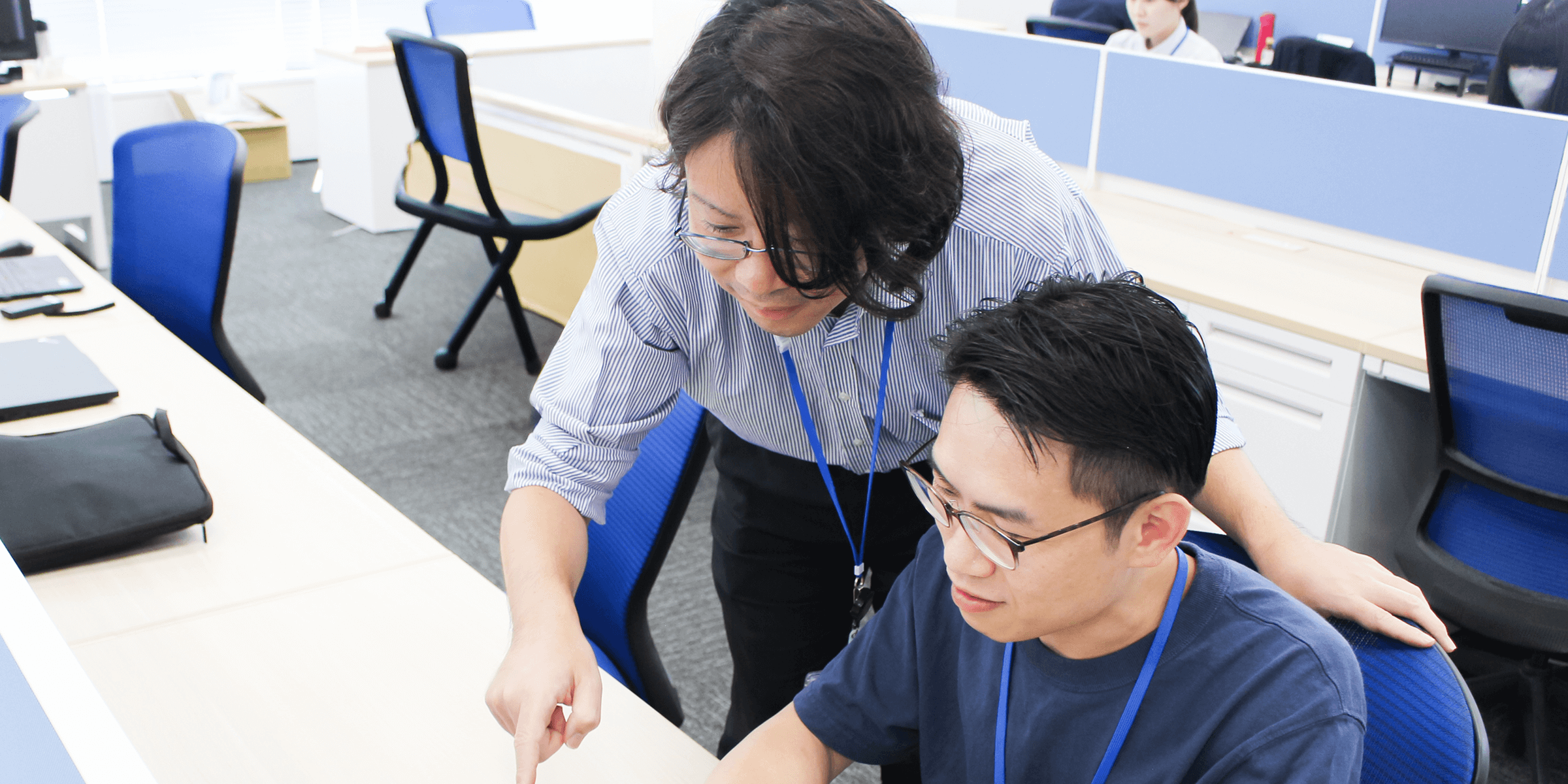 打ち合わせ中のITエンジニア社員