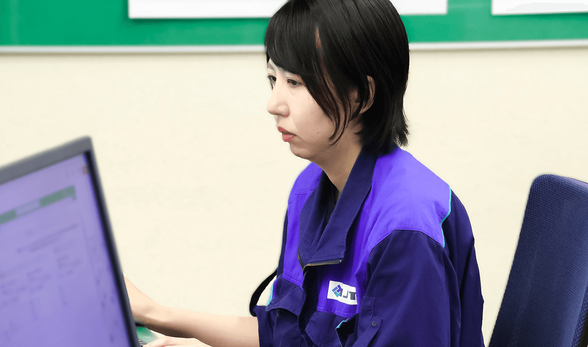 PCで作業中のITエンジニア社員