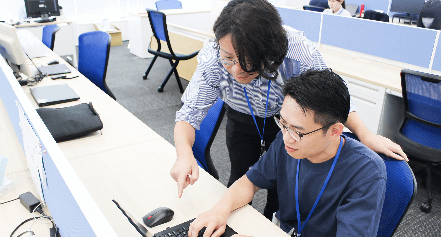 打ち合わせ中のITエンジニア社員