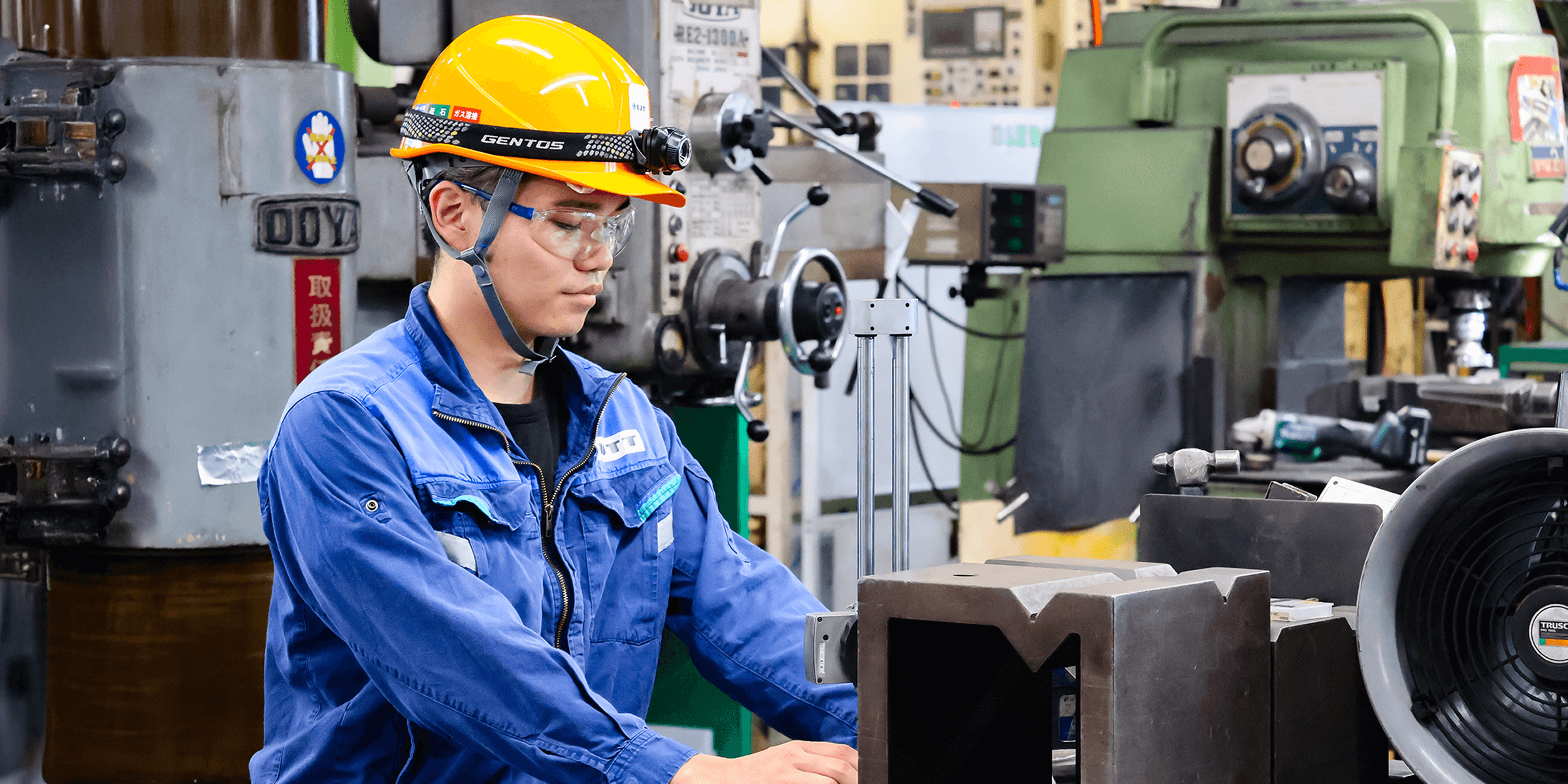 作業を行う技能職男性社員