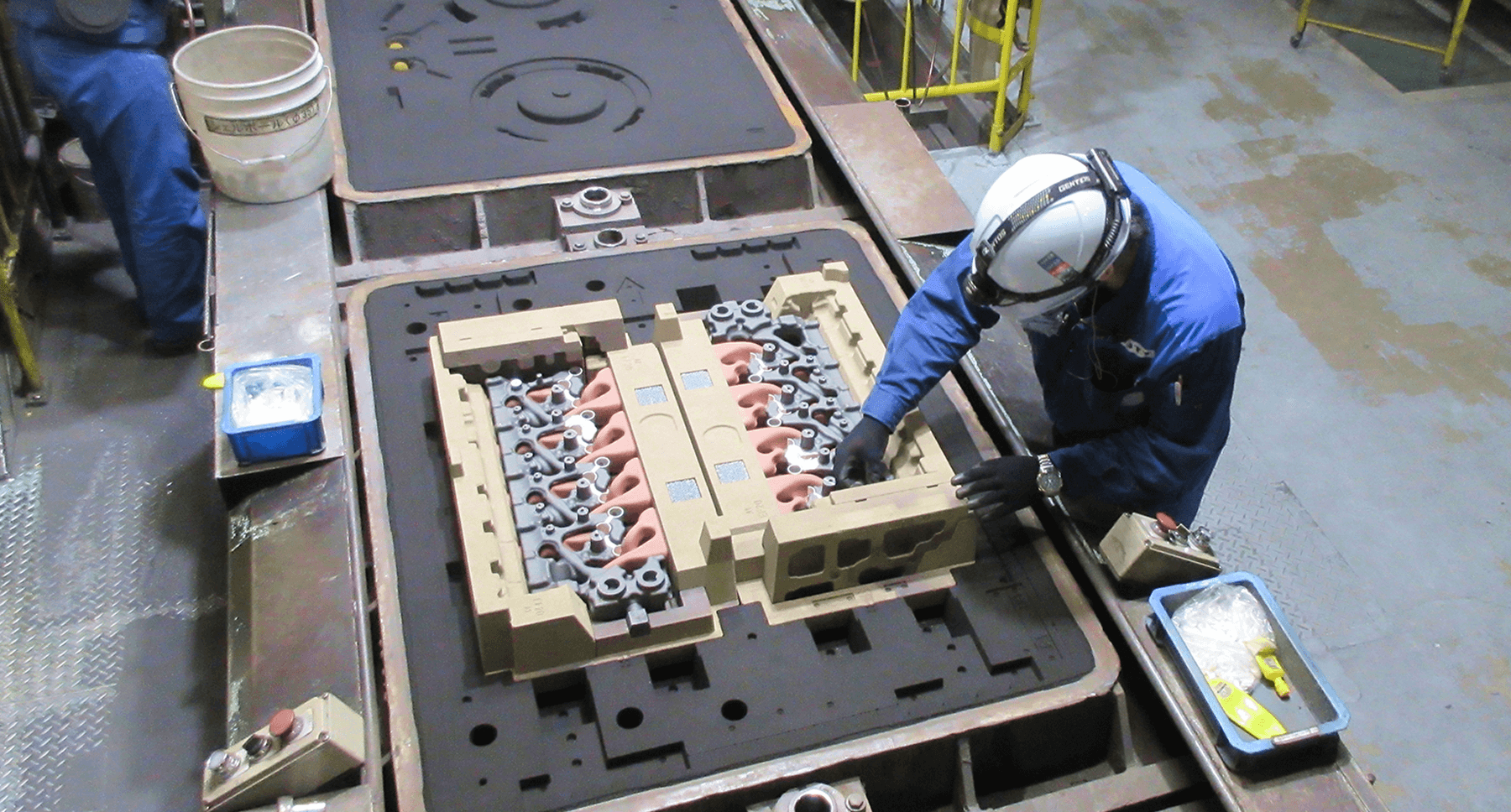 作業中の技能職男性社員