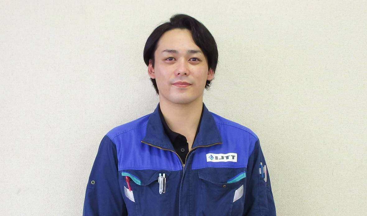 笑顔の技能職男性社員