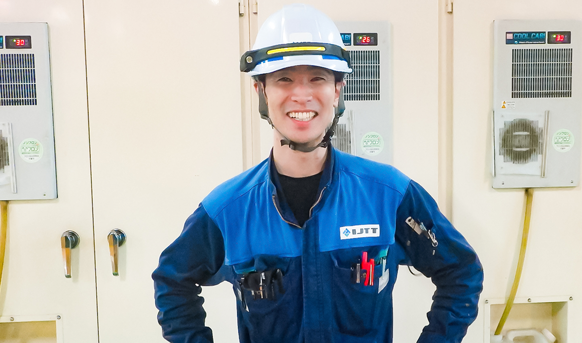 笑顔の技能職男性社員