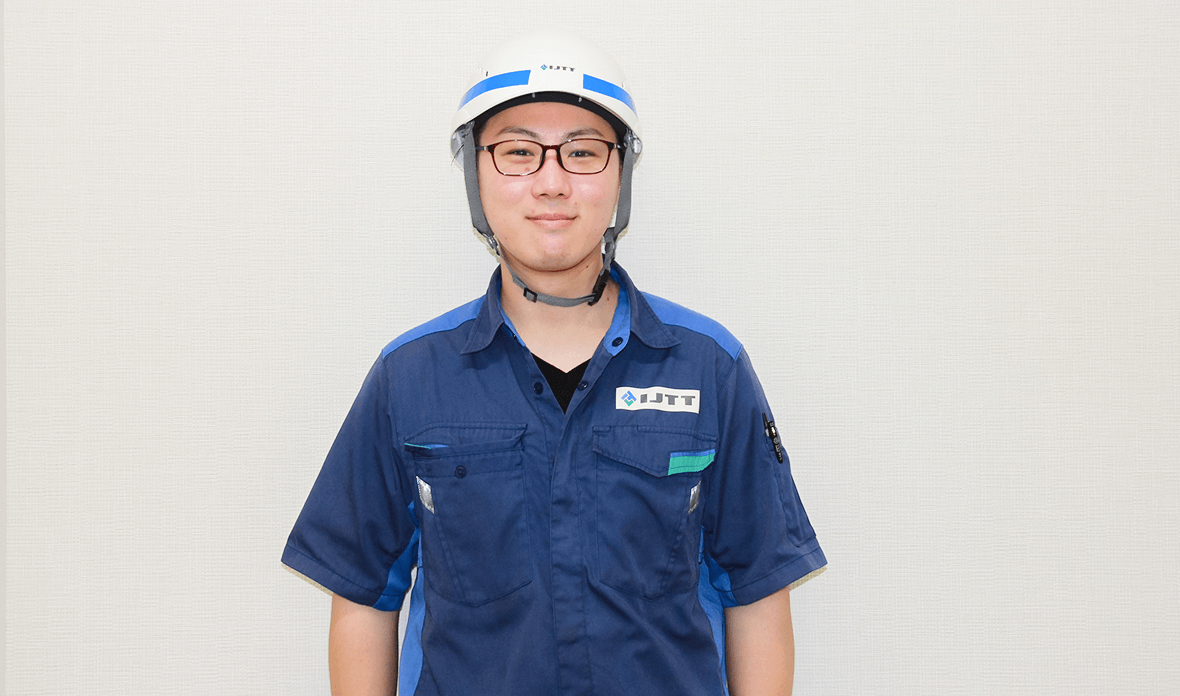 笑顔の技能職男性社員