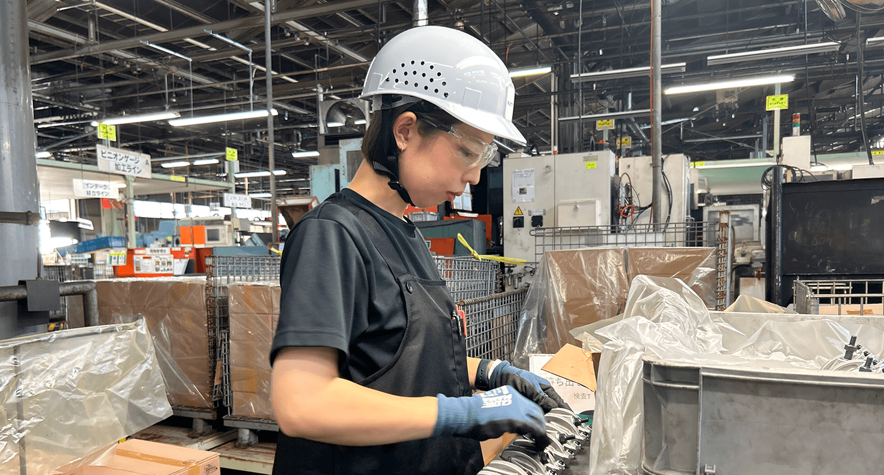 作業を行う技能職女性社員