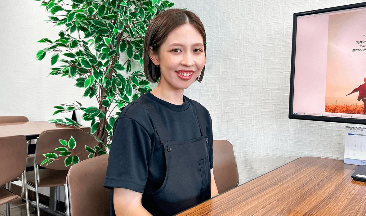 笑顔の技能職女性社員