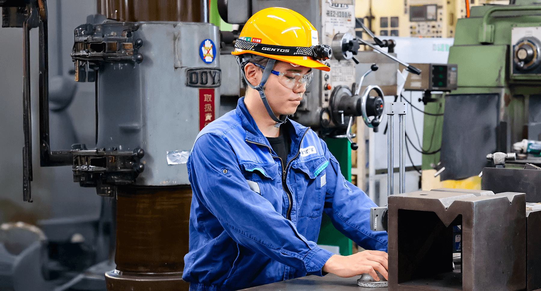 作業を行う技能職男性社員