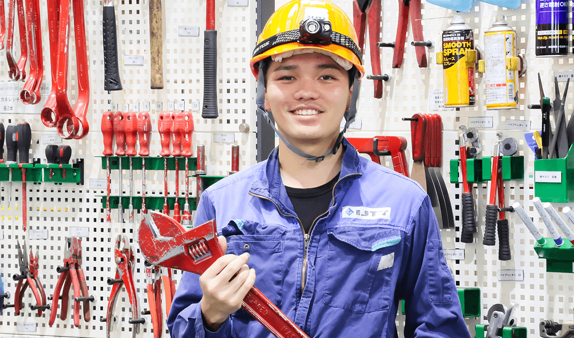 笑顔の技能職男性社員