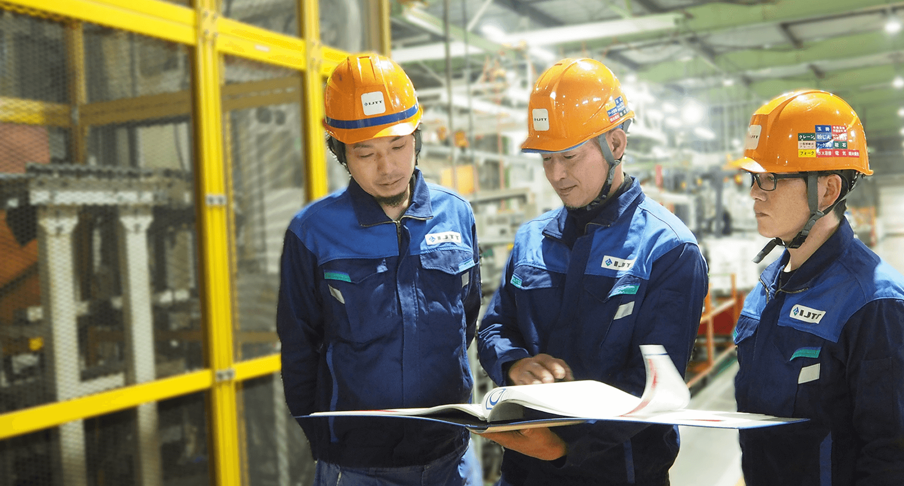 打ち合わせをする技能職男性社員