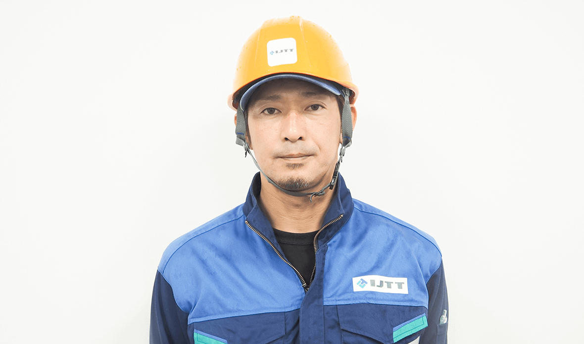 笑顔の技能職男性社員