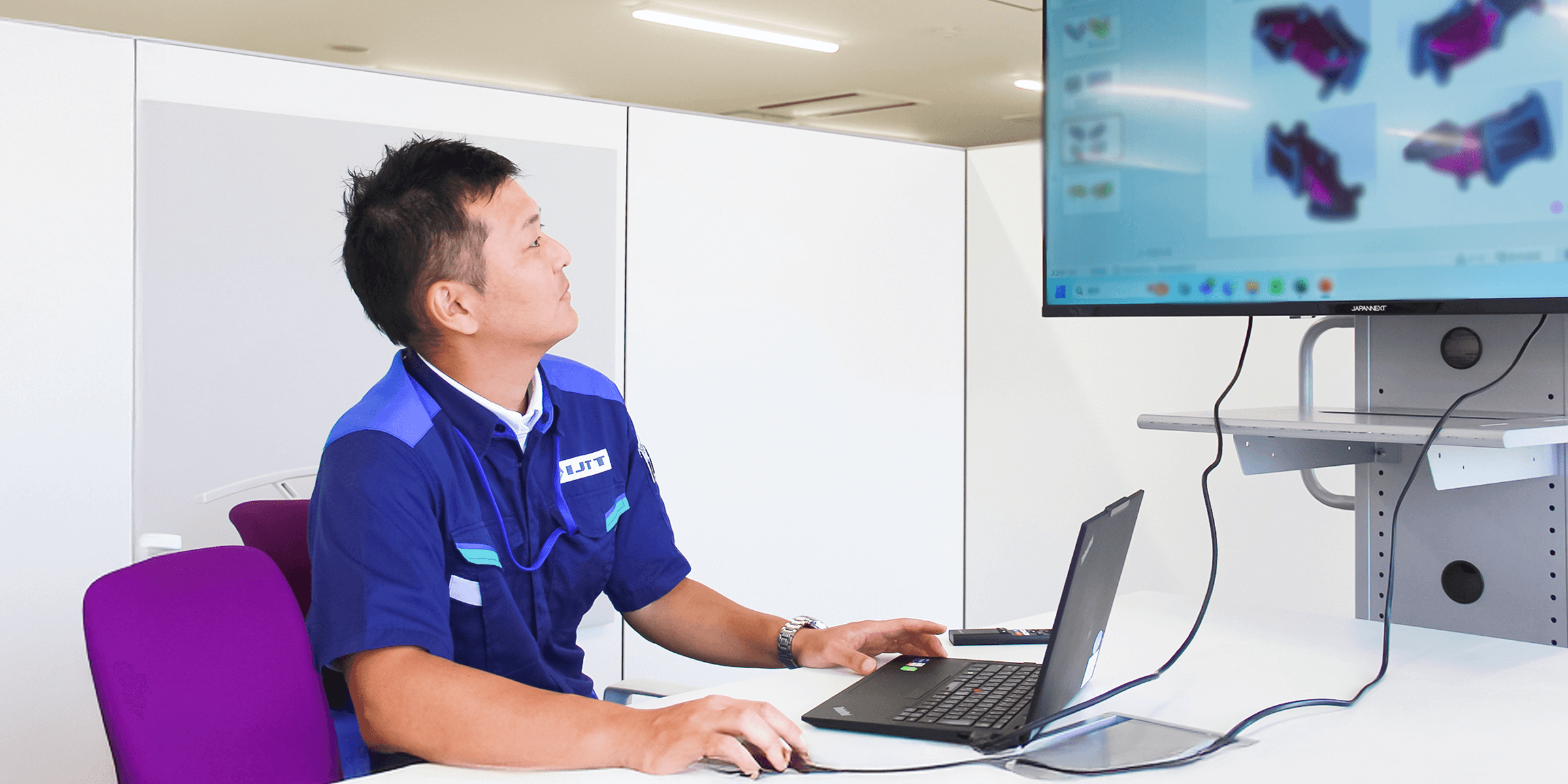 PC作業中のスタッフ職男性社員