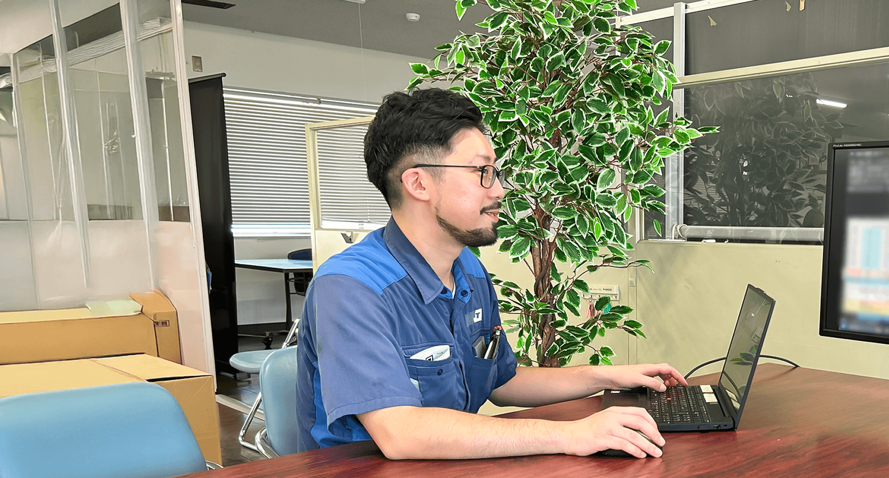 PC作業中のスタッフ職男性社員