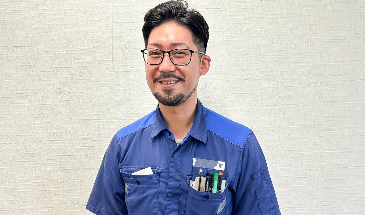 笑顔のスタッフ職男性社員