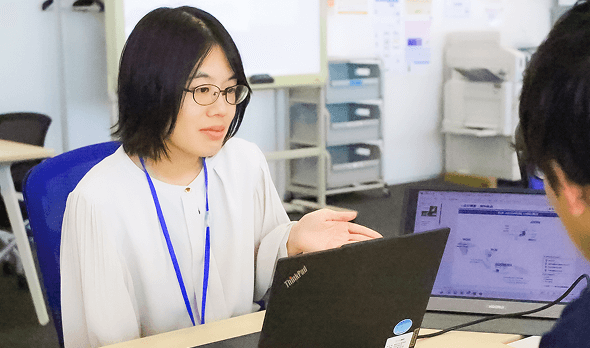 案内を行うスタッフ職の女性社員