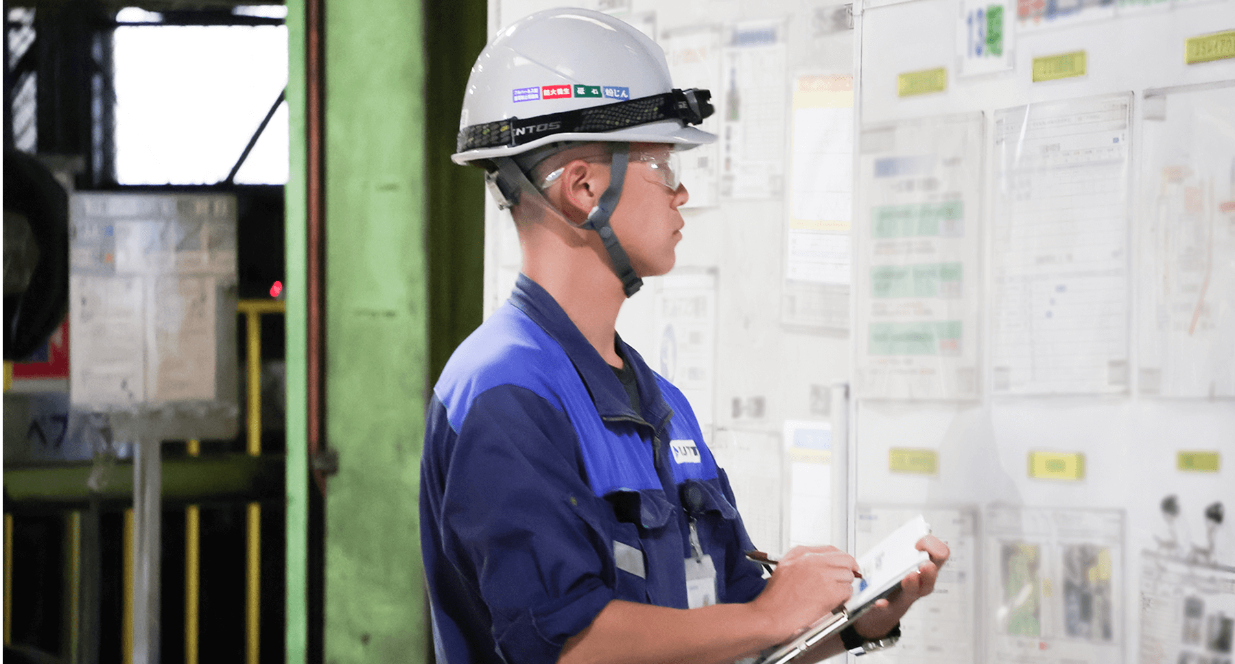 予定を確認するスタッフ職の男性社員