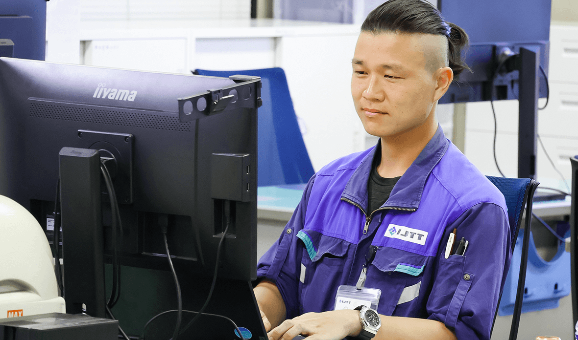 PC作業を行うスタッフ職の男性社員