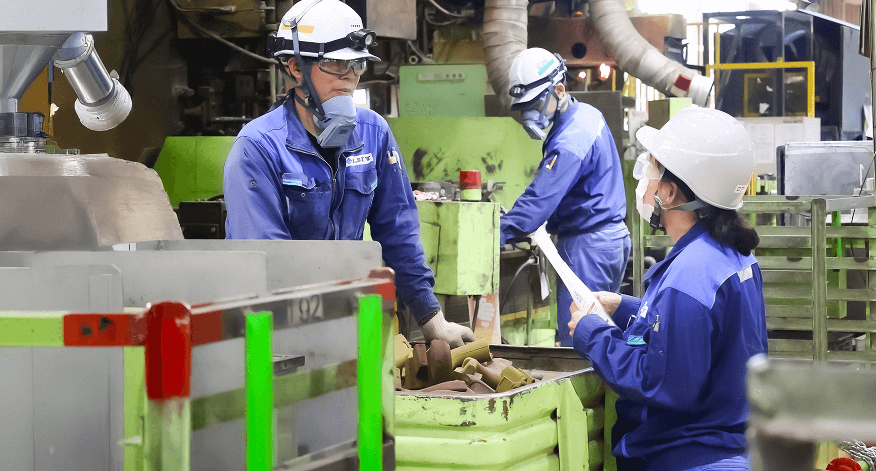 打ち合わせ中のスタッフ職の女性社員
