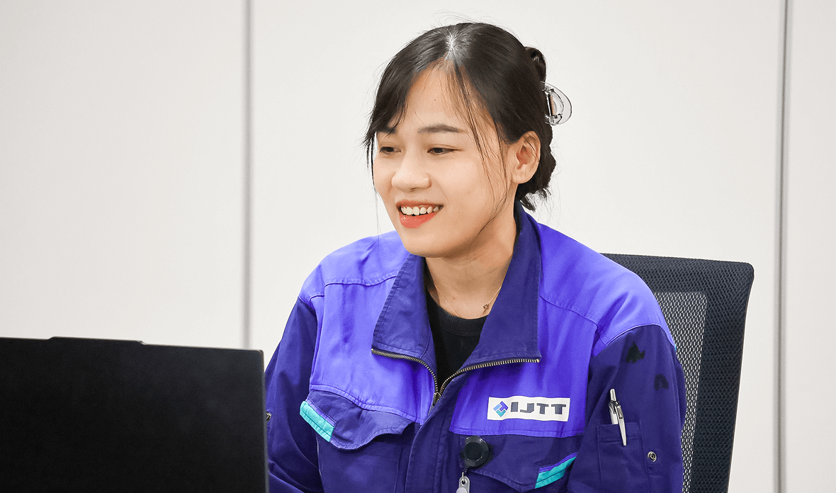 笑顔のスタッフ職の女性社員