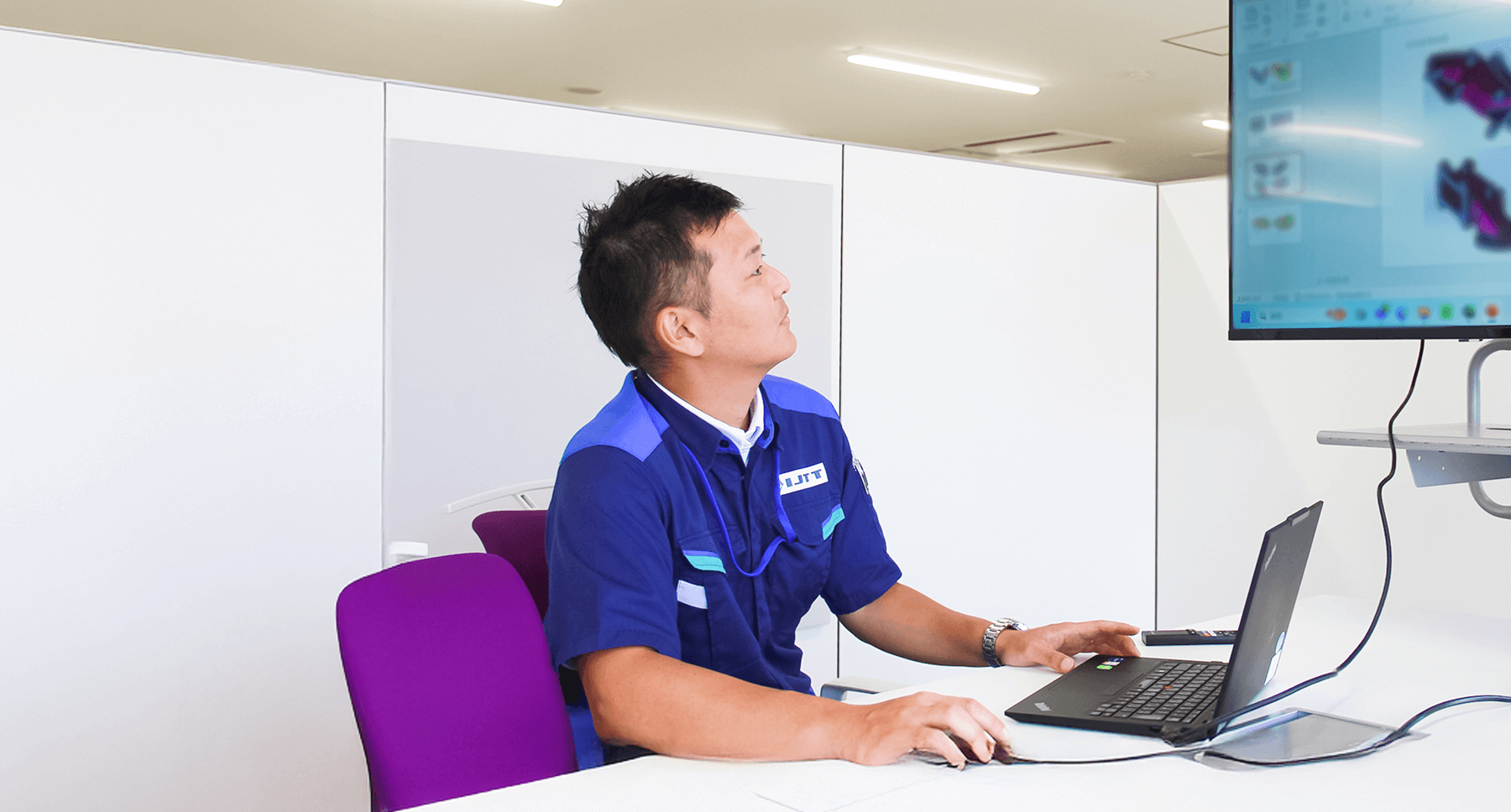 PC作業中のスタッフ職男性社員