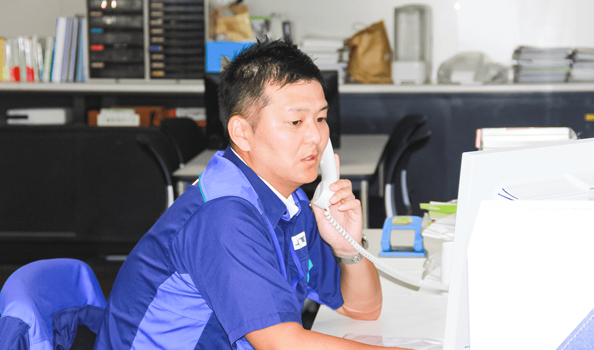 電話をしているスタッフ職の男性社員