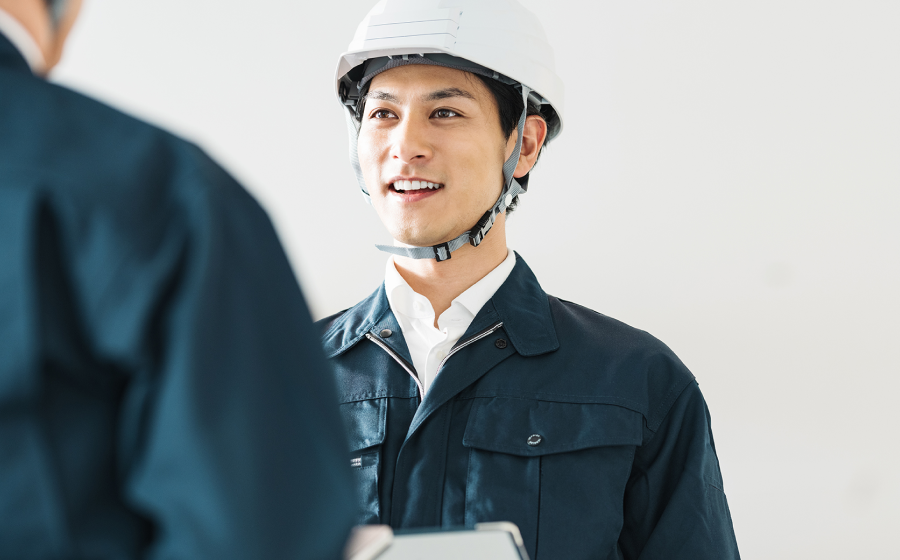 製造業で働くスタッフ