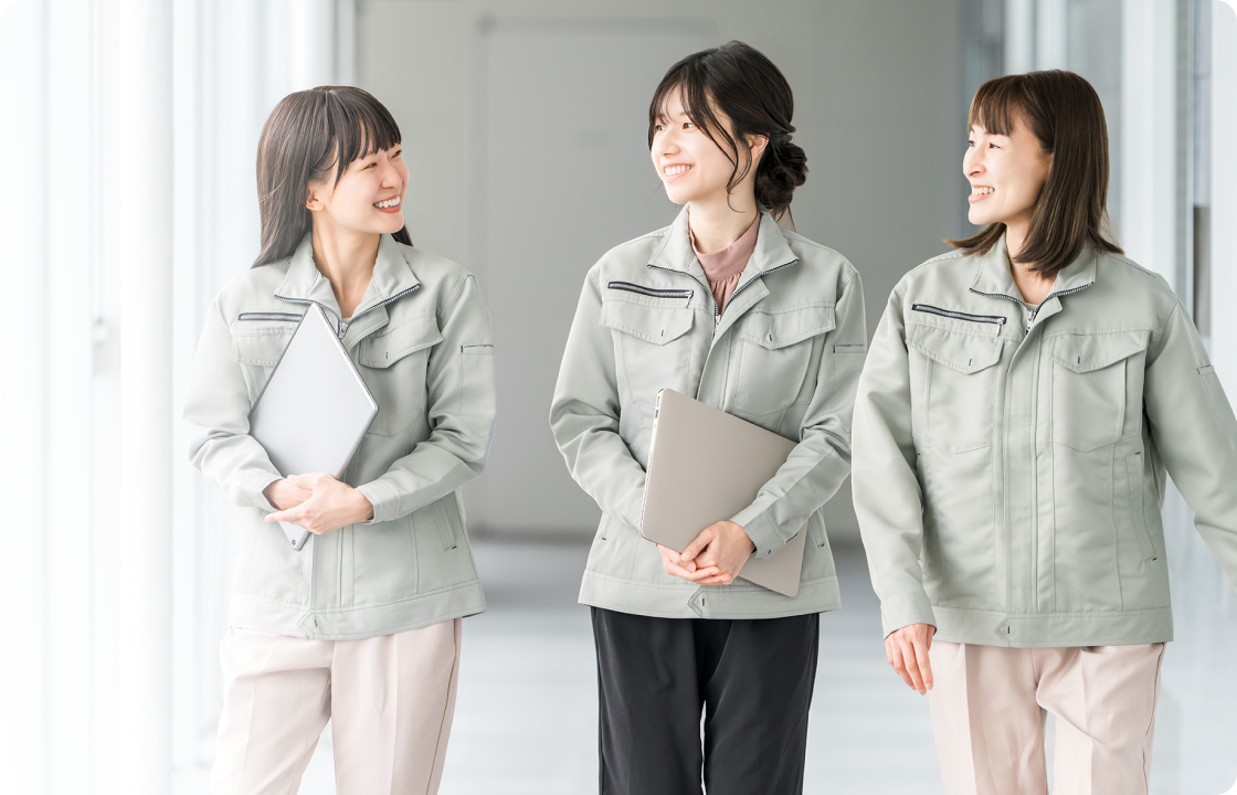 製造業で働くスタッフ