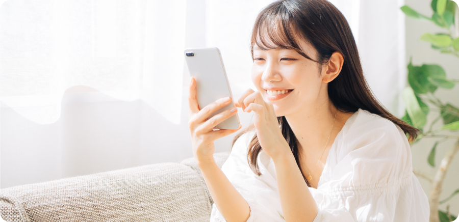 スマホを見てる女性