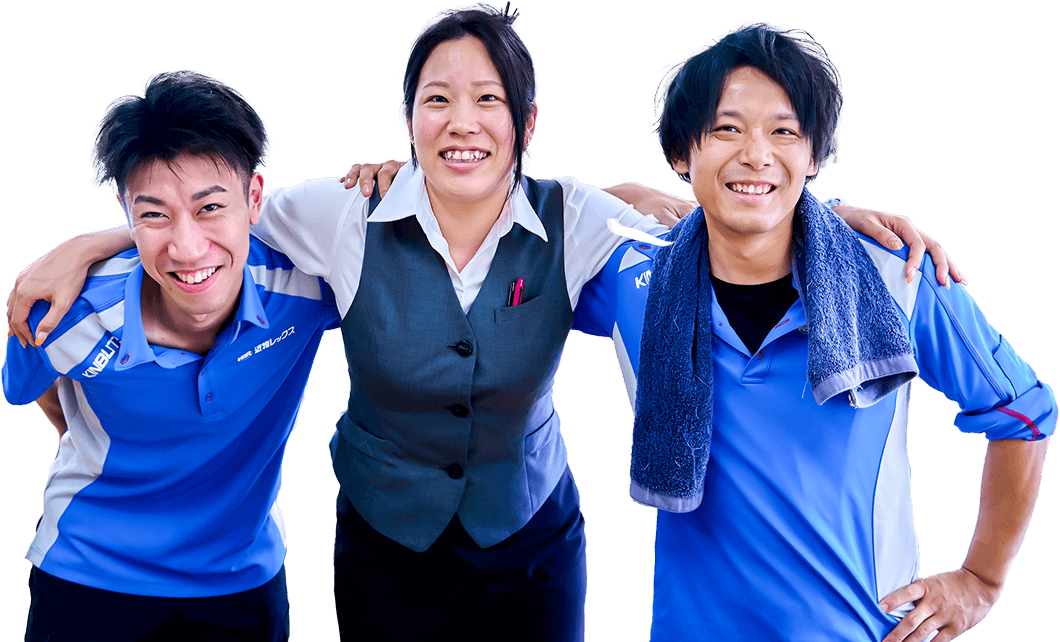 笑顔で肩を組む社員たち