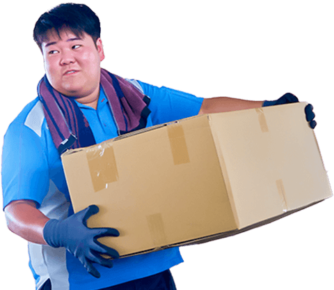 荷物を運ぶ男性社員